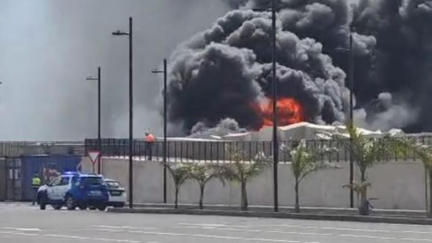 Así fue el espectacular incendio en el nuevo puerto de Playa Blanca en Lanzarote