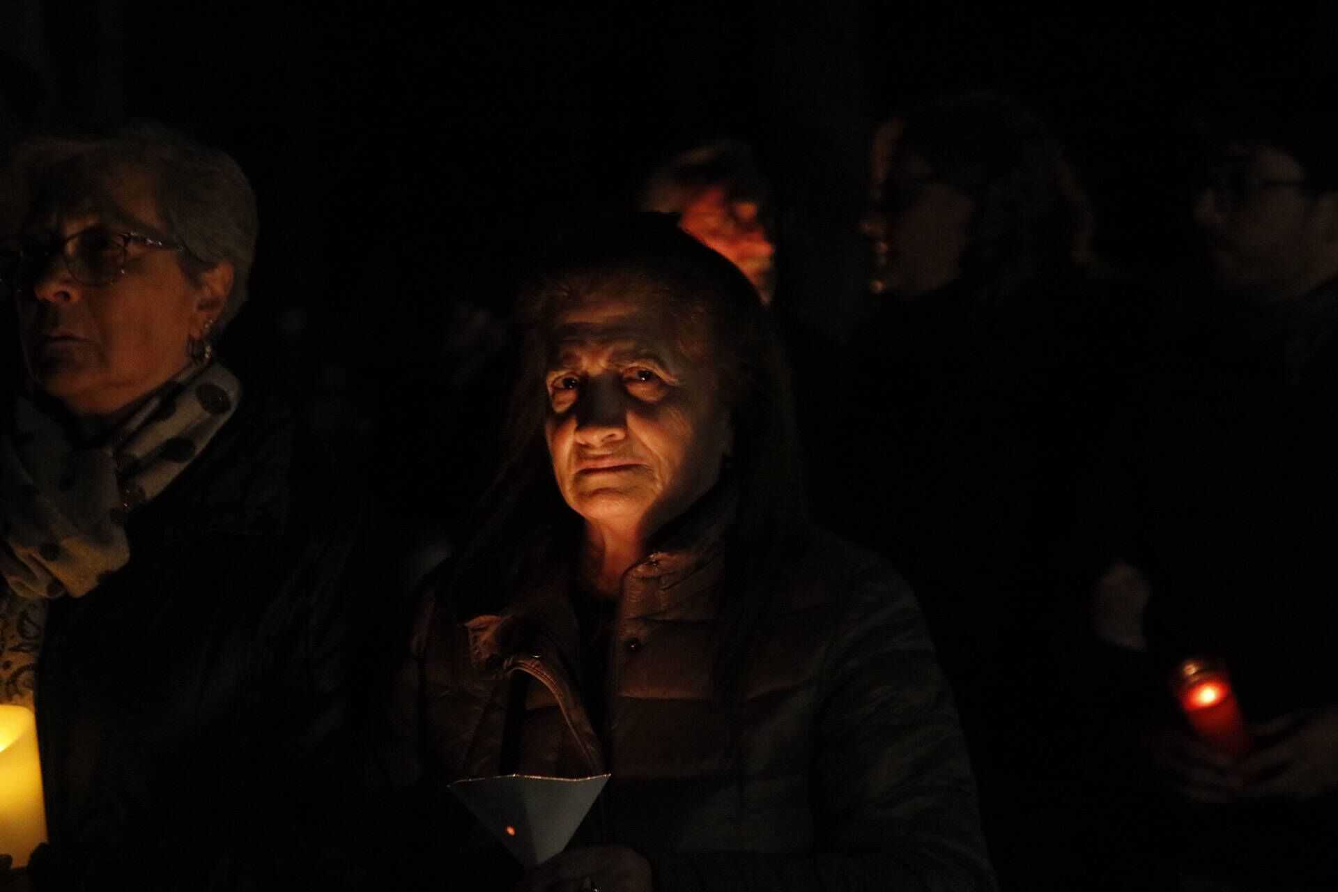 La procesión de las ánimas recorre el cementerio de San Atilano de Zamora con motivo de la noche de Difuntos y con la única iluminación de velas o faroles