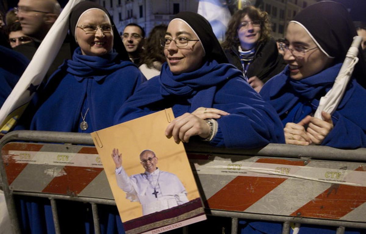 Un grup de monges esperen el començament de la missa.