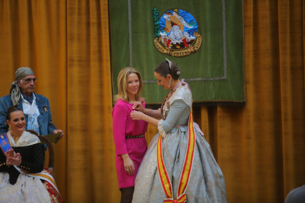 Intercambio de fotos con la fallera mayor e imposición de bunyols d'or