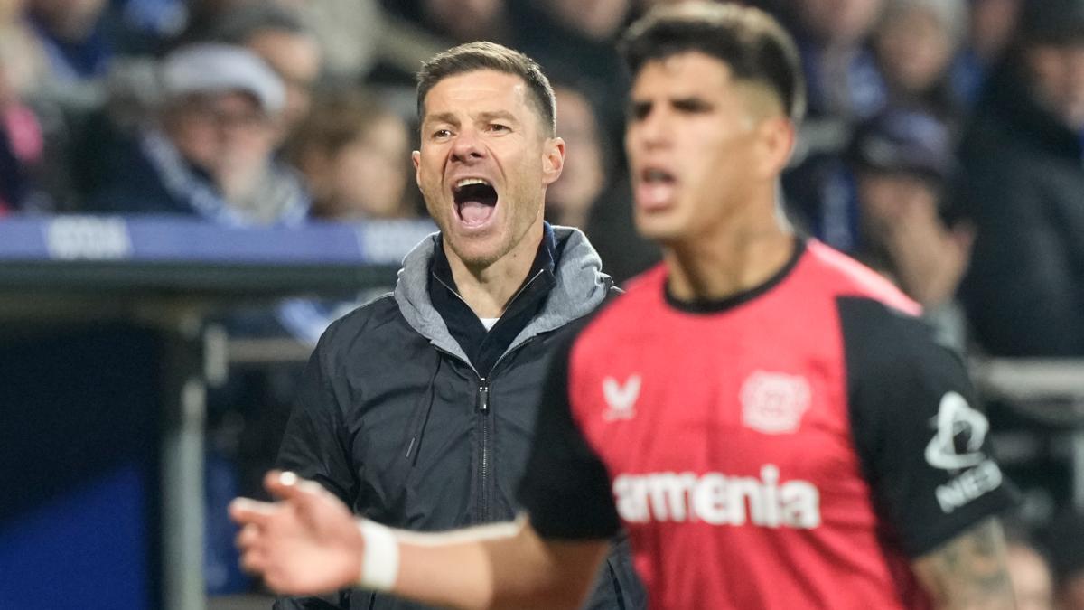 Xabi Alonso en la línea durante un partido del Bayer Leverkusen