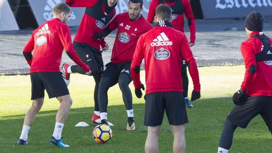 Cabral, en el centro de un rondo, durante el entrenamiento celebrado ayer por el Celta en Balaídos. // Cristina Graña