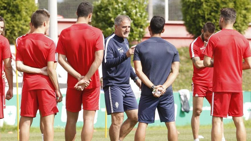 Herrera dando instrucciones a los jugadores.