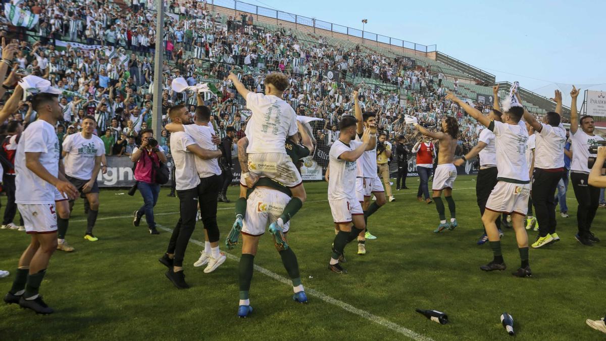 Celebración de los jugadores del Córdoba CF tras el ascenso en Mérida.