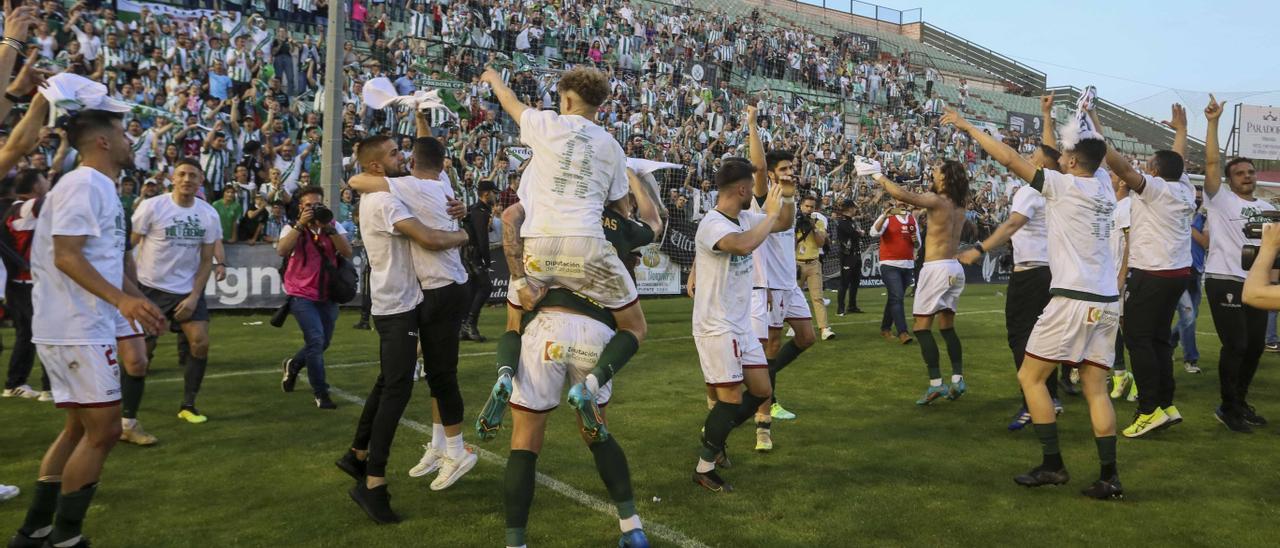 Celebración de los jugadores del Córdoba CF tras el ascenso en Mérida.