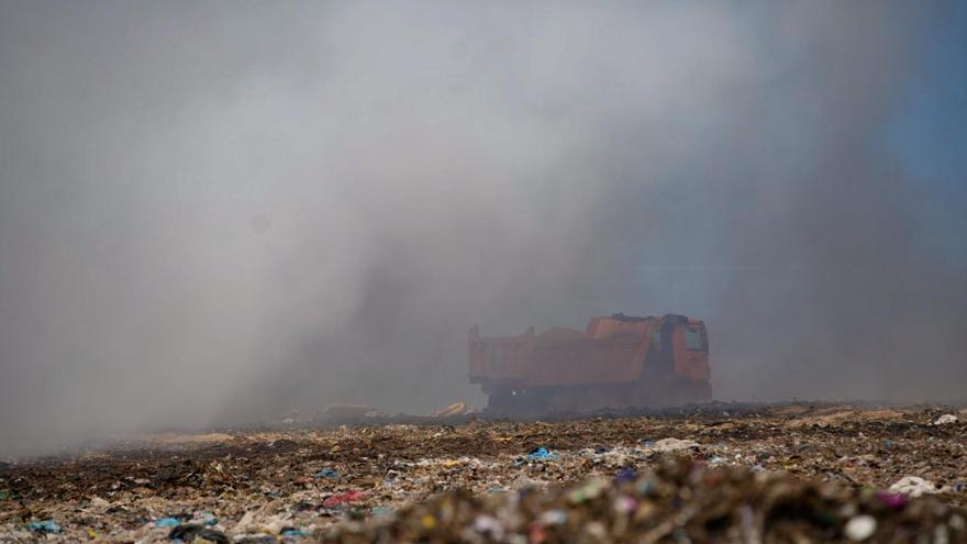 Toneladas de arena &quot;entierran&quot; el incendio del vertedero de la capital, controlado ya