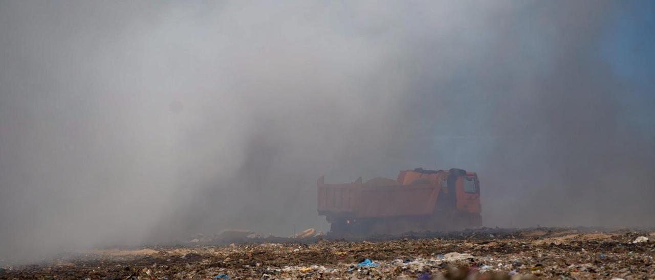 Un camión de arena dentro del vertedero se dirige al foco del incendio el vertedero.