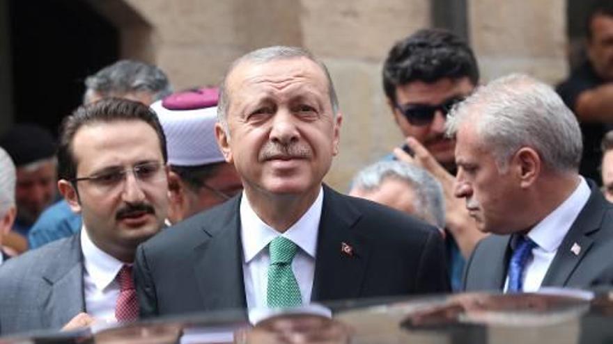 La lira turca es desplomai Erdogan ja parla d&#039;una guerra econòmica