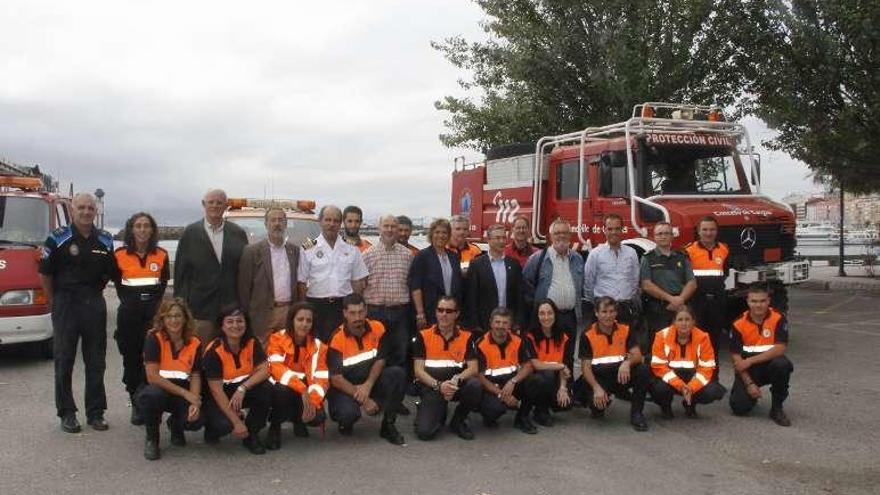 Voluntarios, alcalde y concejales de Cangas. // S.A.