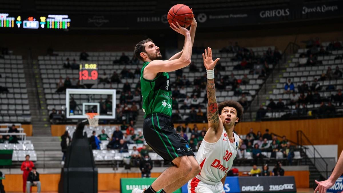 Guillem Vives lanza a canasta durante el partido entre el Joventut y el Prometey