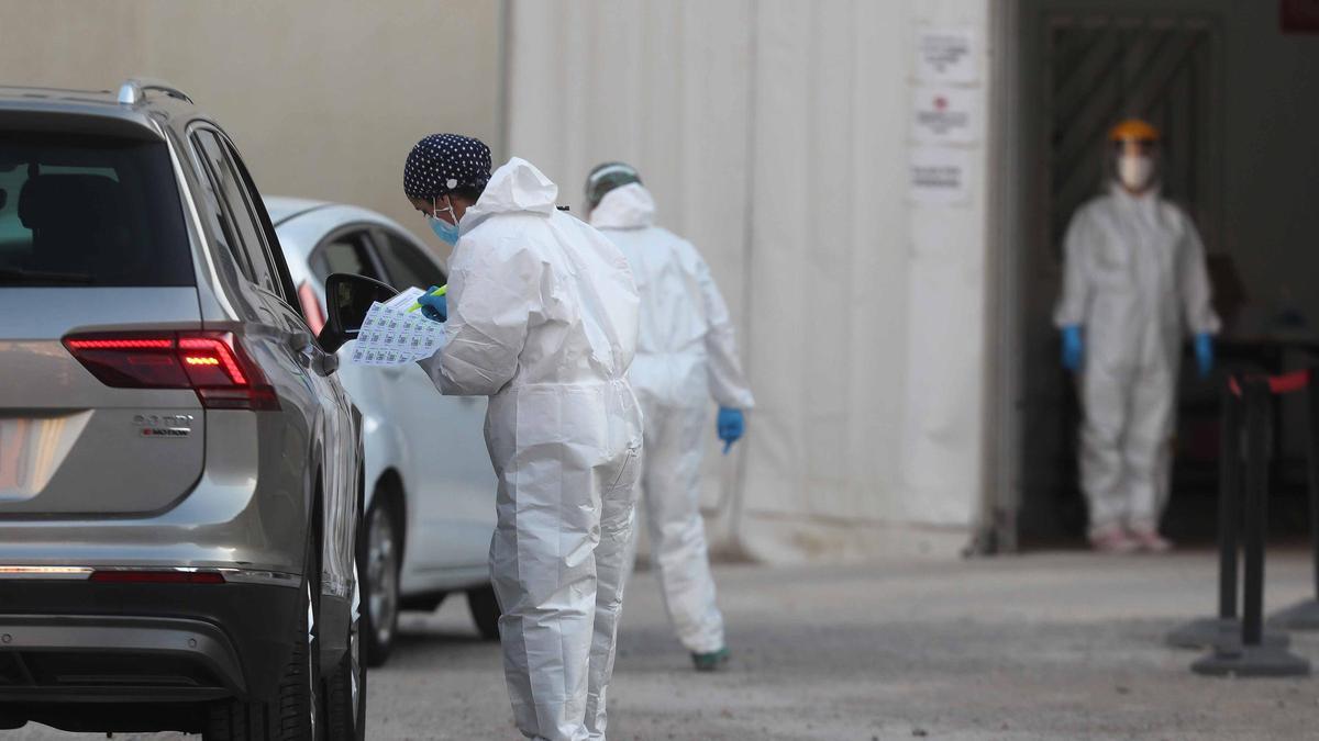 Pruebas PCR a la entrada del Hospital General de València.