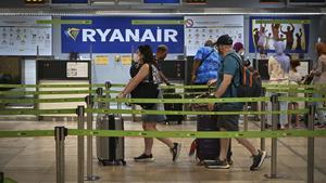 Ryanair ganó 1.428 millones de euros en su último año fiscal frente a pérdida del anterior