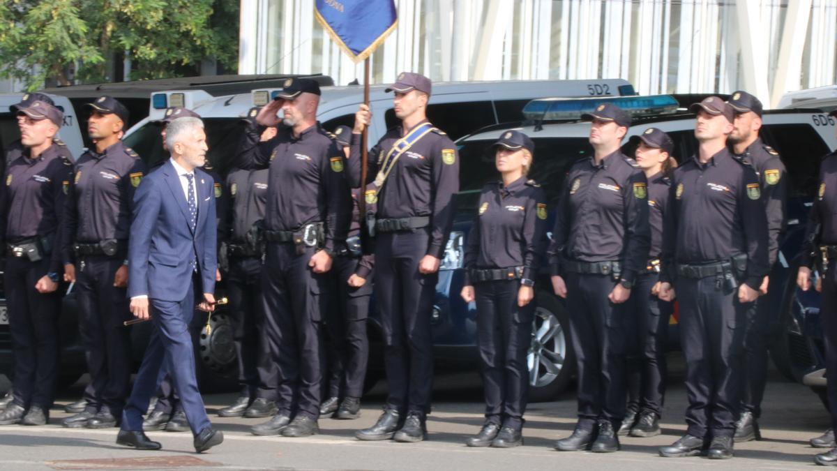 El ministre de l&#039;Interior, Fernando Grande-Marlaska, passa revista a membres de la Policia Nacional