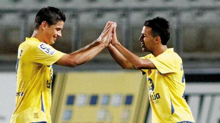 Francis Suárez (izquierda) y Jonathan Viera (derecha) se felicitan tras uno de los goles de la victoria del pasado viernes ante el filial del Villarreal. i J. C. GUERRA