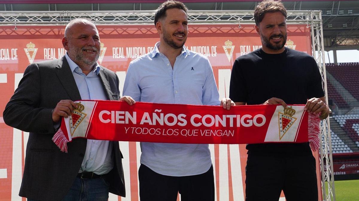 Sánchez Breis, Sergi Guilló y Pedro León, durante la presentación del nuevo entrenador del Real Murcia.