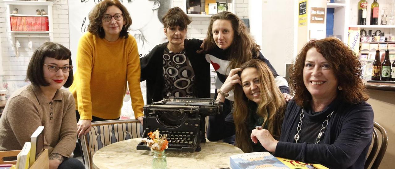 Por la izquierda, Raquel Presumido, Marta Mori, Julia Navas, Carolina Sarmiento, Carlota Sánchez y Pilar Sánchez Vicente, en La Habitación Propia de Gijón. | Ángel González