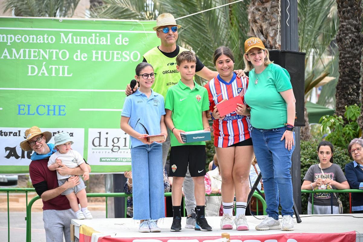 XIV Campeonato de lanzamiento de hueso de dátil de Elche, en imágenes