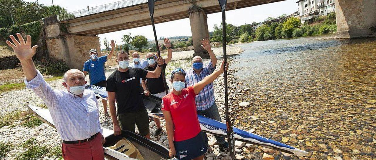 Luis García, Javier Otero, Celia Remis, Calo Soto, Vicente Llerandi, José Ramón Álvarez y Alberto Estrada, junto al río Sella, delante del puente de Arriondas, en la salida del Descenso.