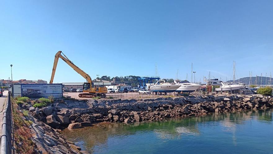 La primera excavadora llegaba la tarde del viernes al puerto deportivo baionés.
