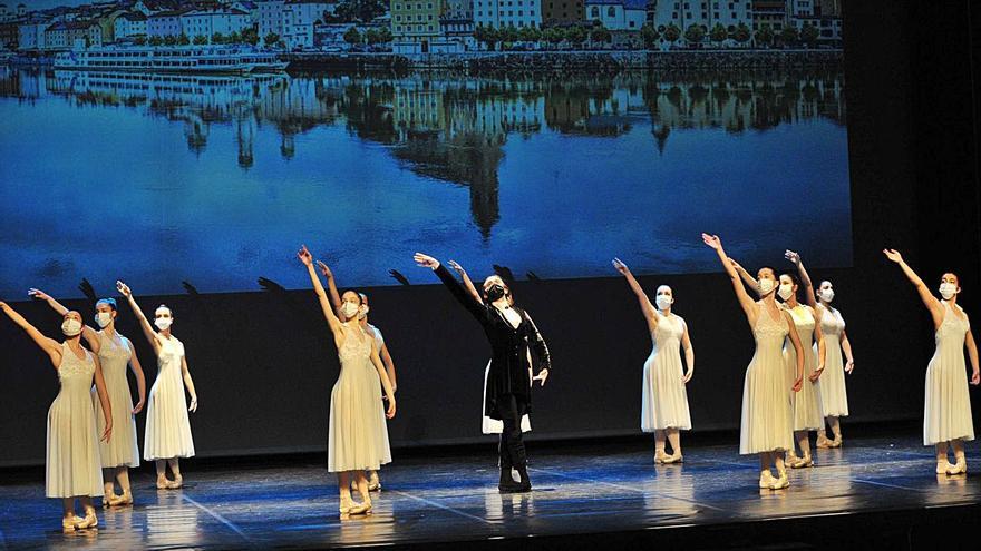 Estudiantes del conservatorio, en el Teatro Colón. // TORRECILLA