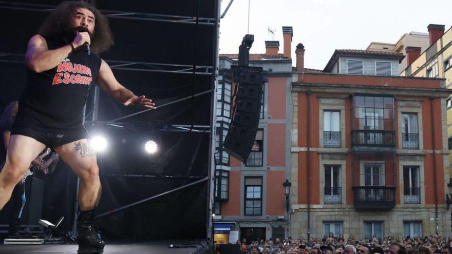 Rock y risas, la receta de los &quot;Mojinos Escozíos&quot; en la plaza Mayor de Gijón: &quot;¿A quién le gustan las viejas?&quot;