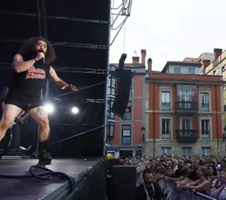 Rock y risas, la receta de los "Mojinos Escozíos" en la plaza Mayor de Gijón: "¿A quién le gustan las viejas?"