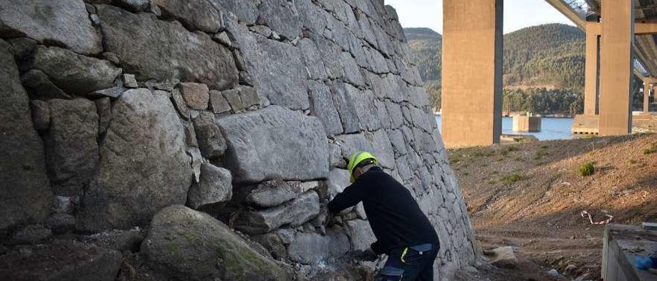 Un operario trabaja en la rehabilitación del castillo de Rande, intervención recién finalizada. // A. Pinacho