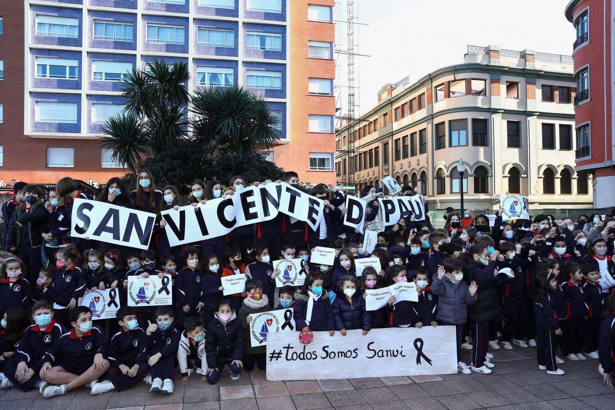 La concentración de profesores, alumnos y familias del San Vicente, en imágenes