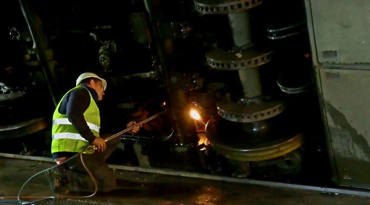 Un operario en plenos trabajos para retirar el tren descarrilado del túnel de alta velocidad entre Atocha y Chamartín.
