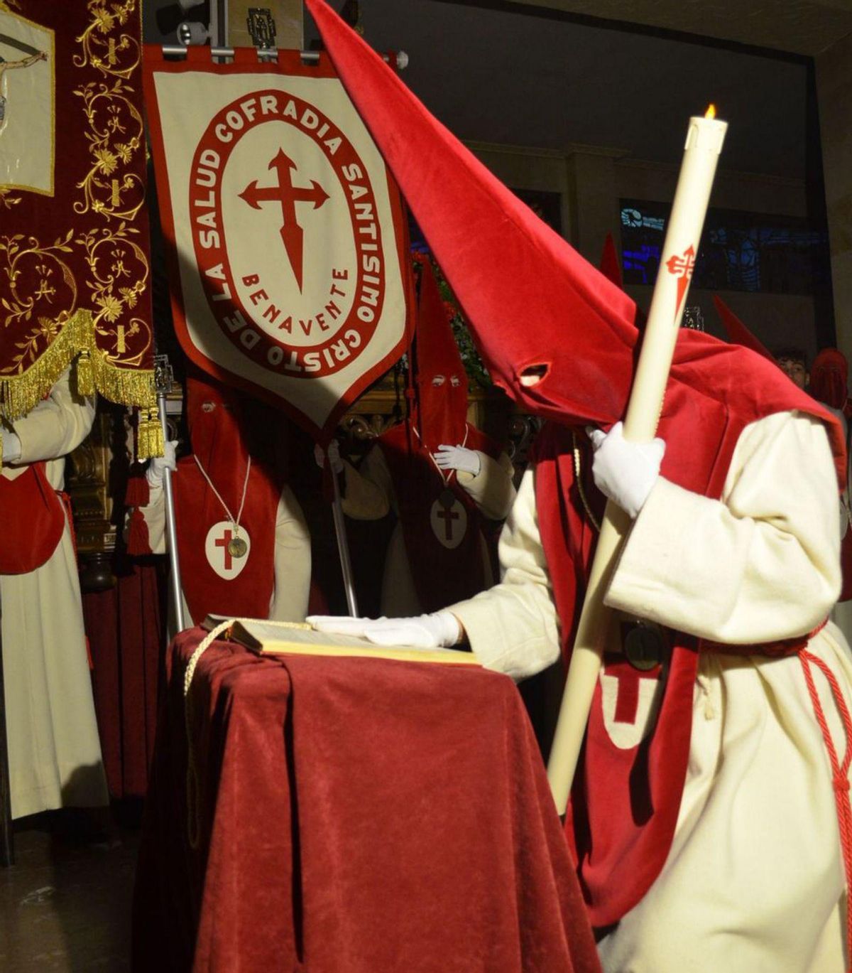 1. El Cristode la Salud por la calle Cervantes. 2. Niños cofrades encabezando la procesión. 3. Grupo de cofrades esperando el juramento del silencio. 4. Cofrades preparándose para el juramento en la iglesia del Carmen de Renueva. | E. P.