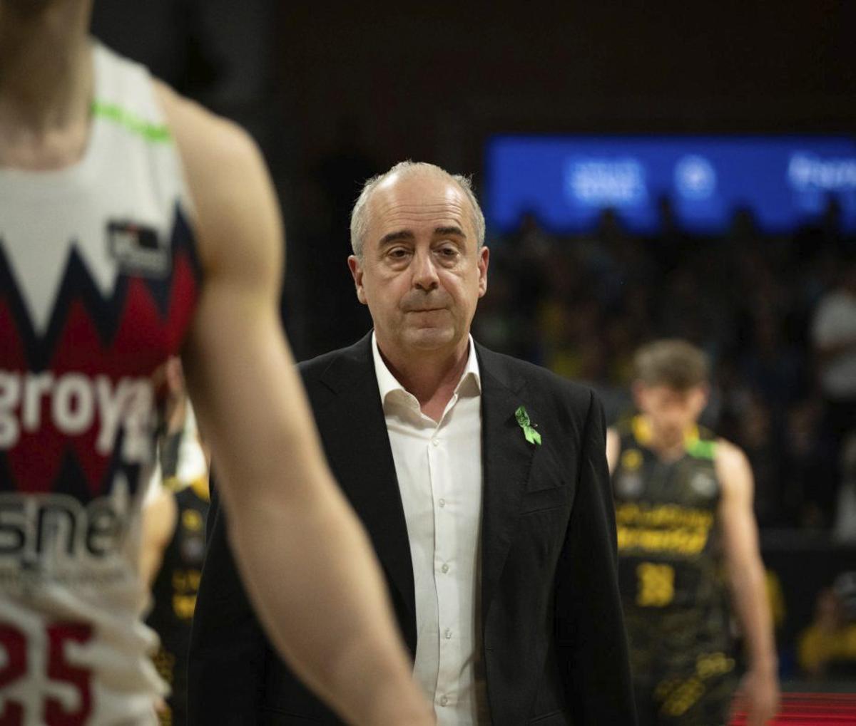 Txus Vidorreta, camino e los vestuarios al descanso.