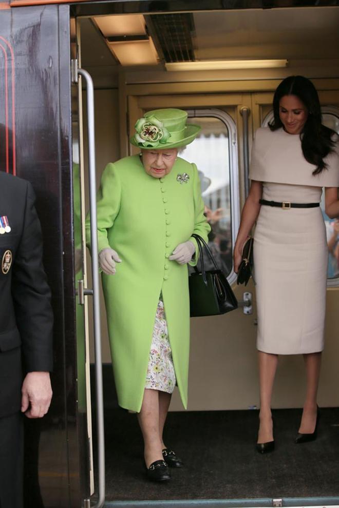 Meghan Markle con vestido de Givenchy junto a la reina Isabel II de verde