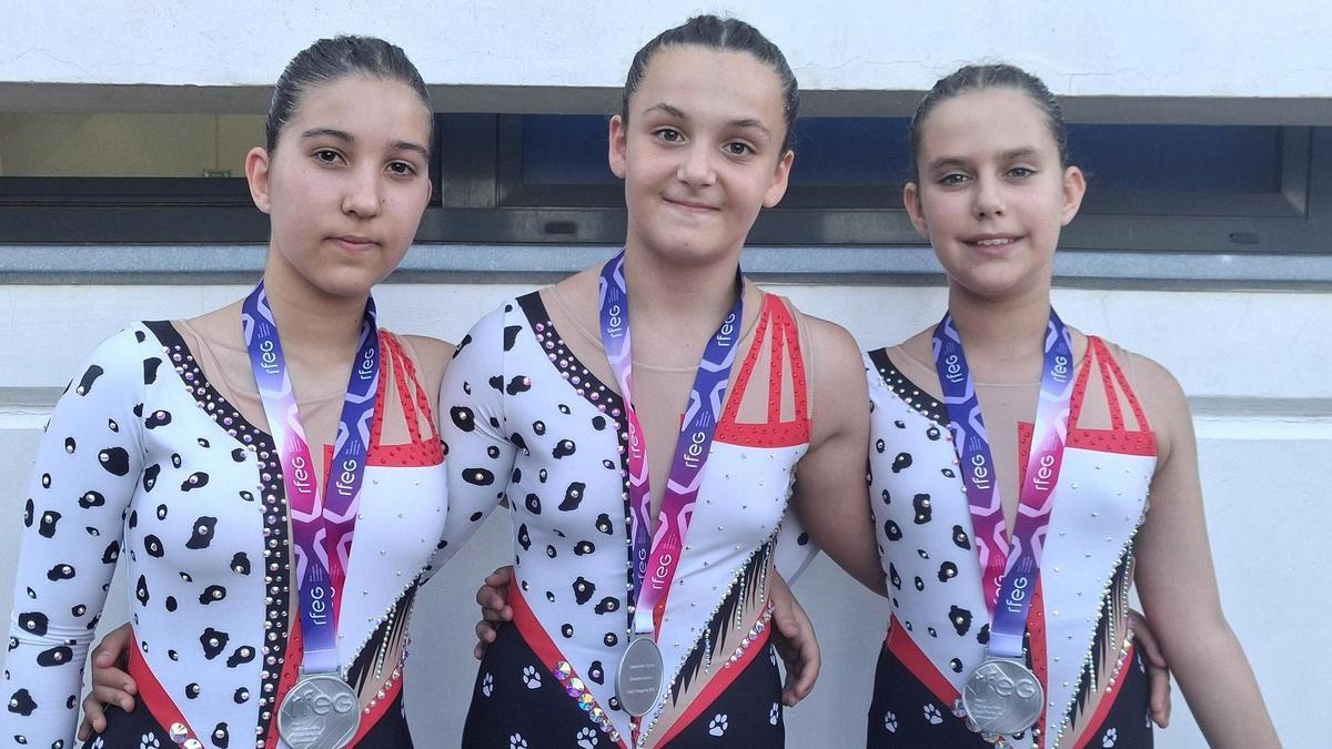 Trío de gimnastas que consiguen la medalla de plata.