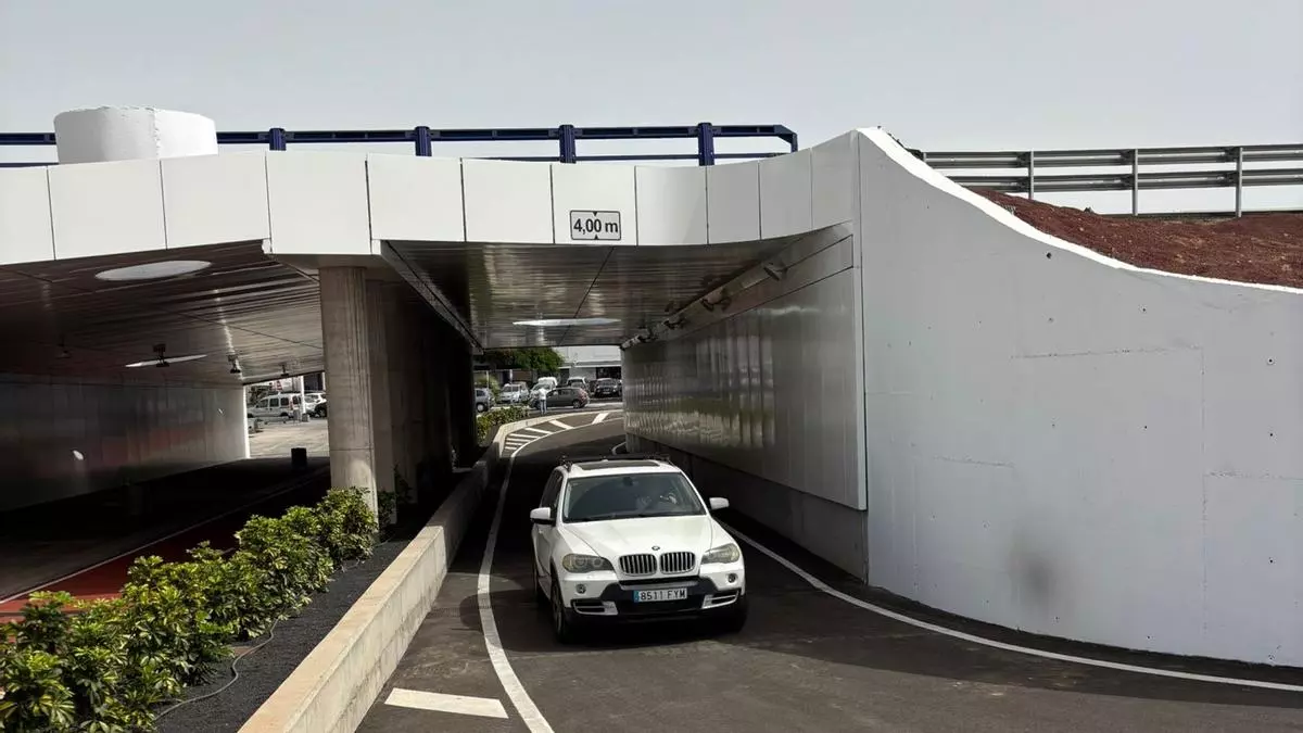 Playa Honda inaugura el paso inferior debajo de la la LZ-2 para mejorar la movilidad y la seguridad entre la zona residencial y comercial