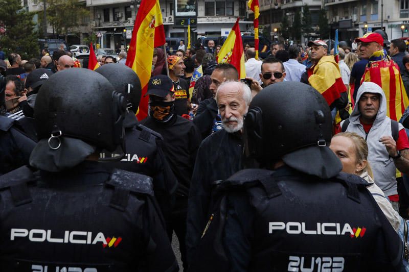 9 d'Octubre: Tensión en las manifestaciones en el centro de València