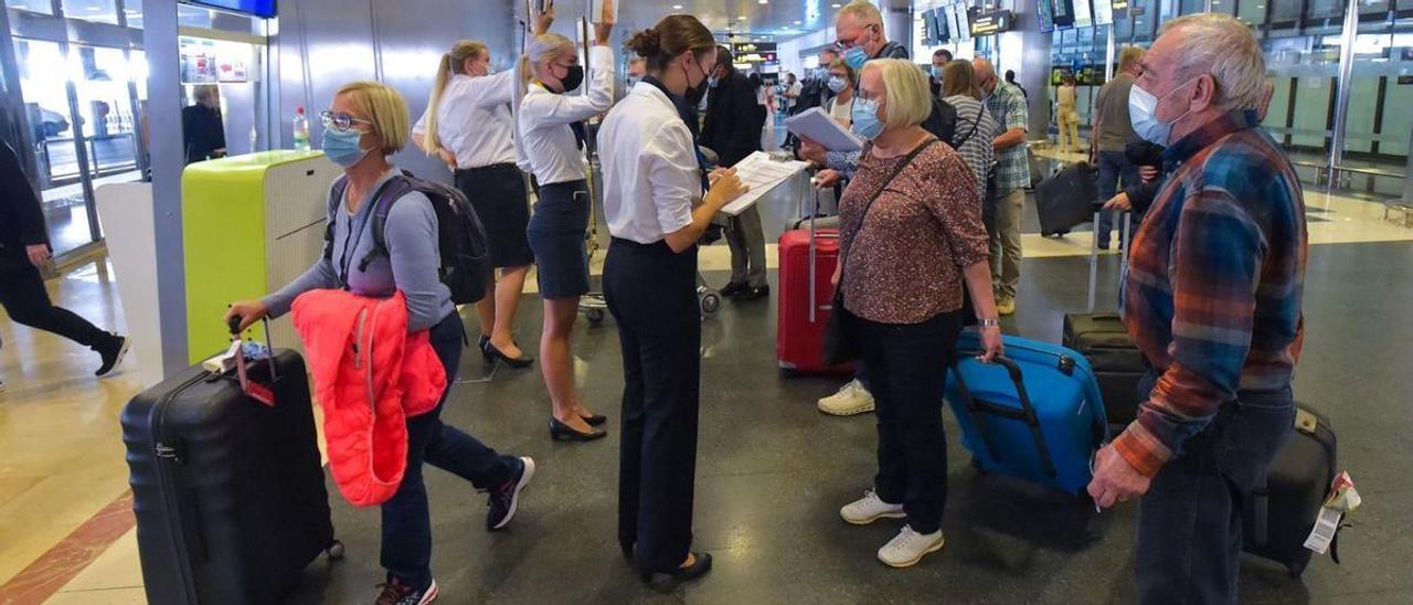 Turistas a su llegada al aeropuerto de Gran Canaria. | |