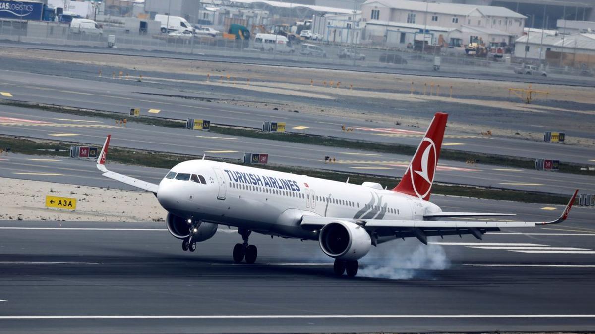Un avión de Turkish Airlines aterriza en el aeropuerto de Estambul.