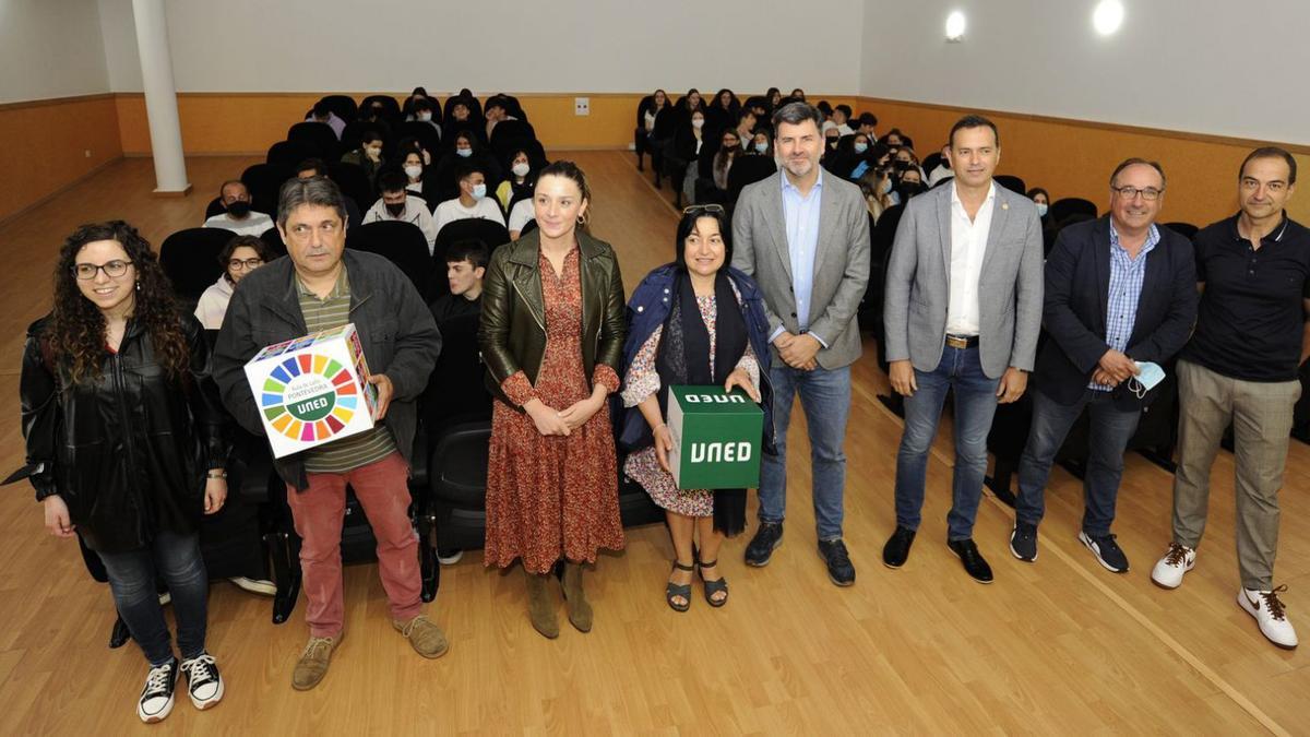 González Casares, ayer, junto a representantes 
de la UNED, del gobierno local, del PSOE 
y de los centros educativos.  | // BERNABÉ/JAVIER LALÍN