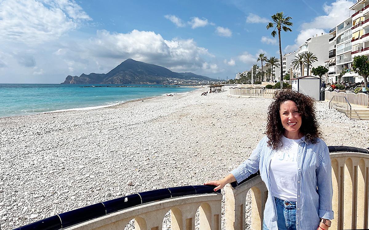 La concejala de Playas e Infraestructuras de Altea posa frente a la playa de L´Espigó