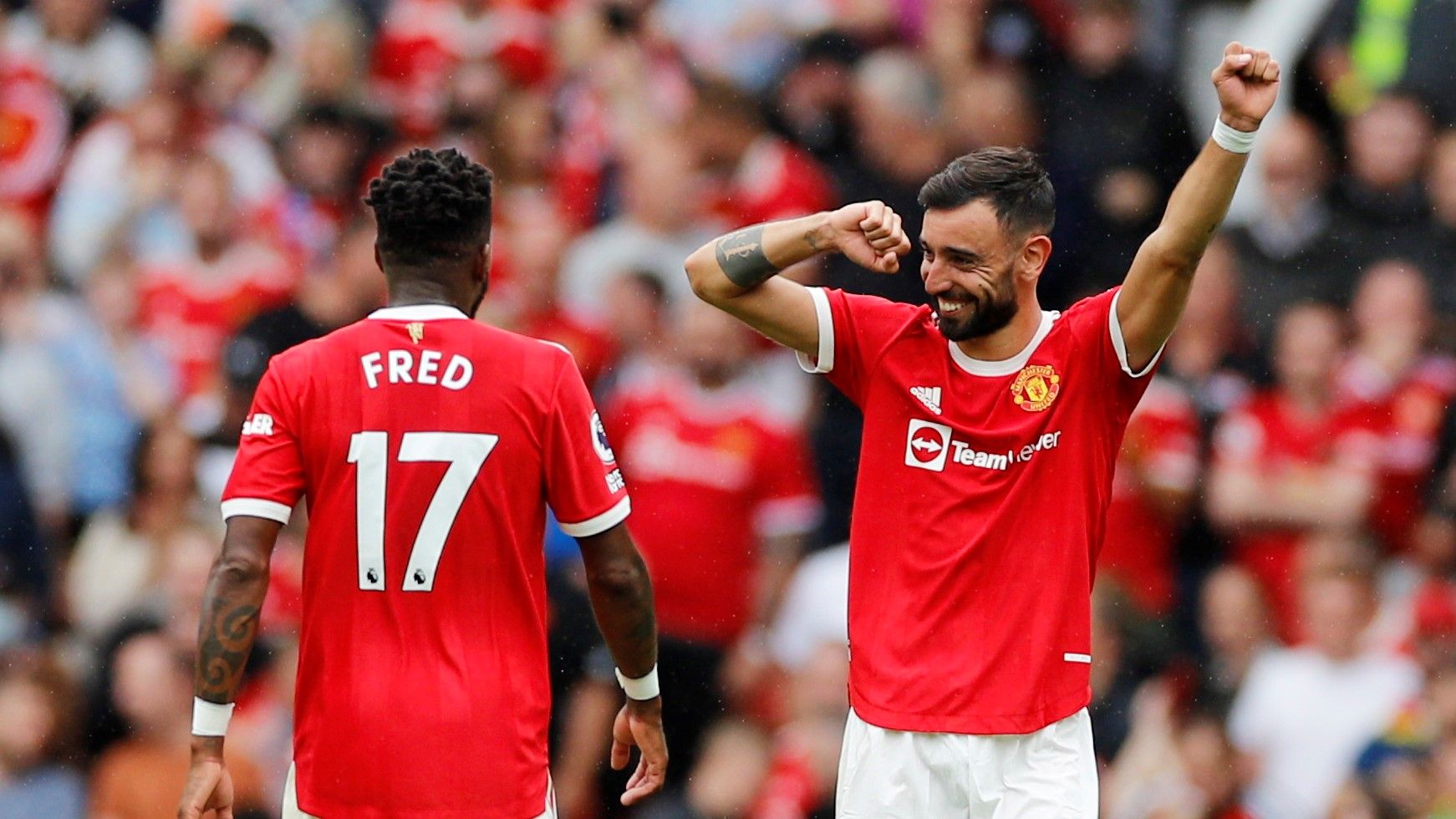 Bruno Fernandes celebra ante Fred su tercer gol al Leeds.