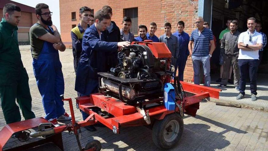 Alumnos de Automoción de Los Sauces revisando un motor en una imagen de archivo.