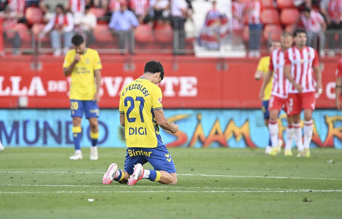 Valentín Pezzolesi, de rodillas, festeja el 1-2 de Pejiño, ayer, en el Stadium de Almería.