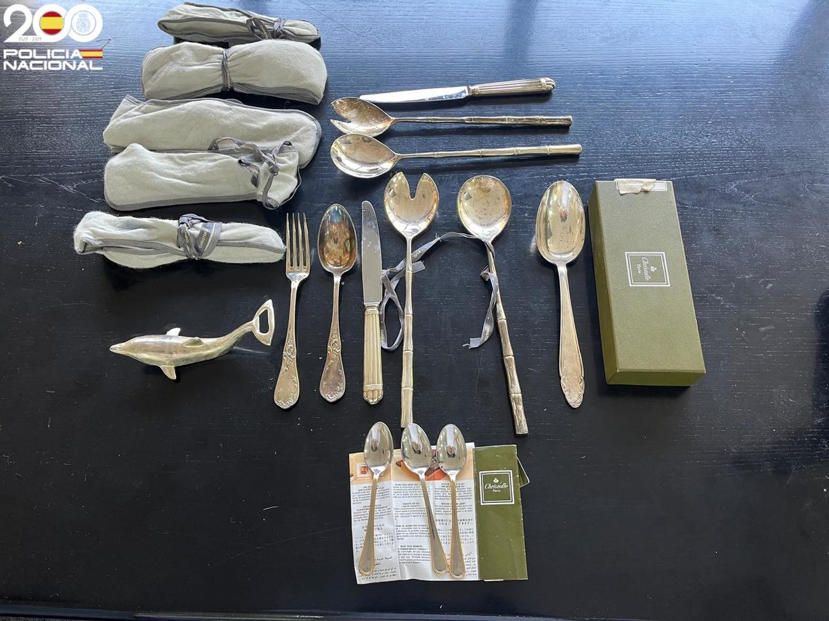 Piezas de plata de una cubertería intervenidas a los dos detenidos.