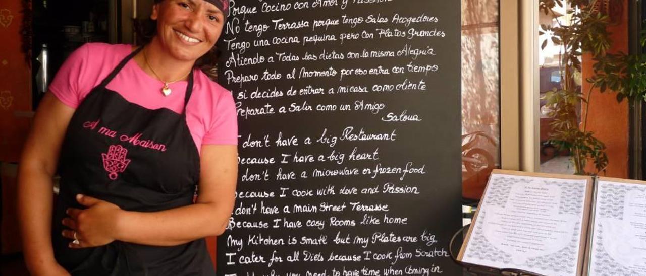 Saloua Sfar ha escrito en la pizarra del restaurante su declaración de intenciones.