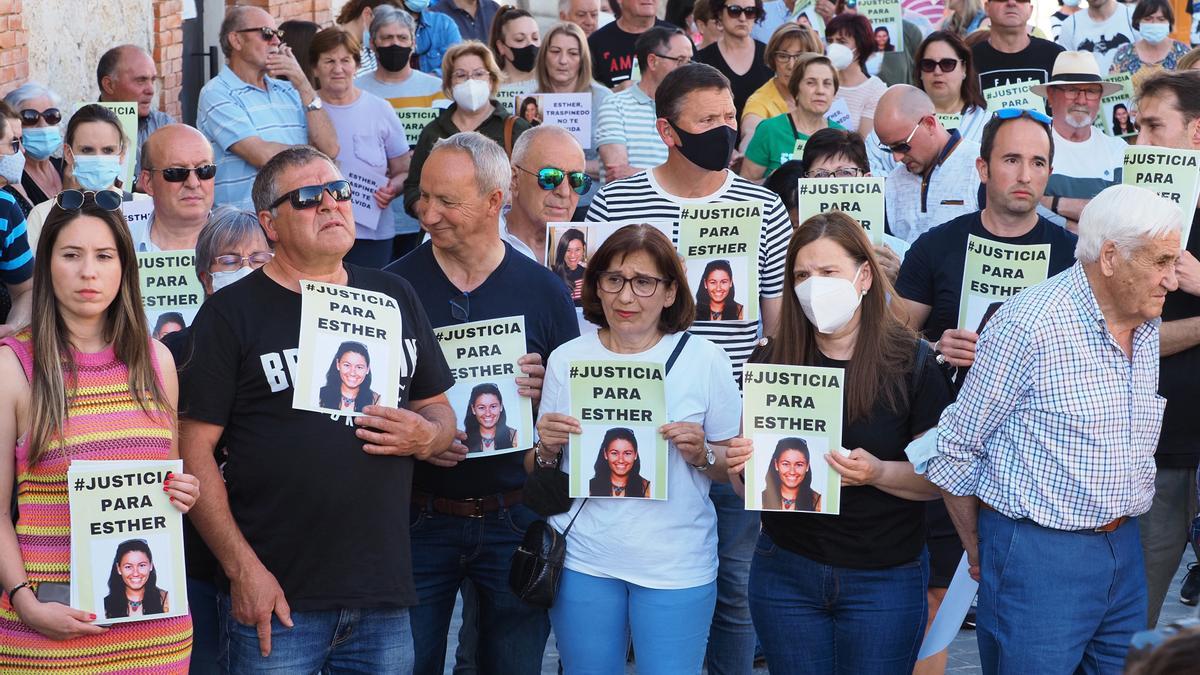 Varias personas con fotos de Esther López durante una concentración ciudadana en su recuerdo.