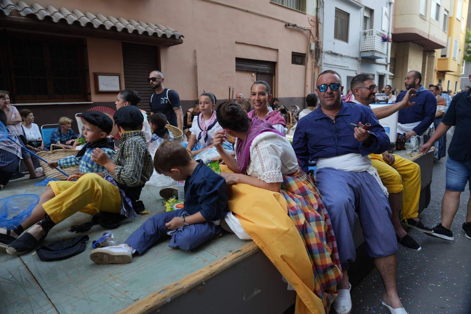 El Grau da inicio a las fiestas de Sant Pere con pólvora, bous y música