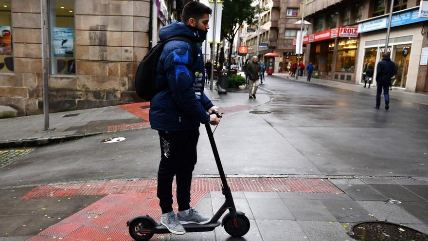 Un usuario con un patinete por el centro de Pontevedra. // G. Santos