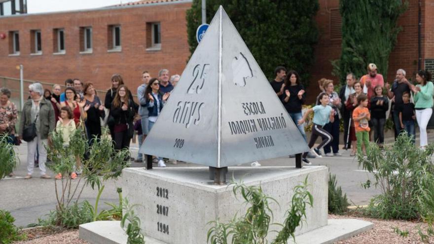 L’escultura que presideix l’entrada de l’escola.