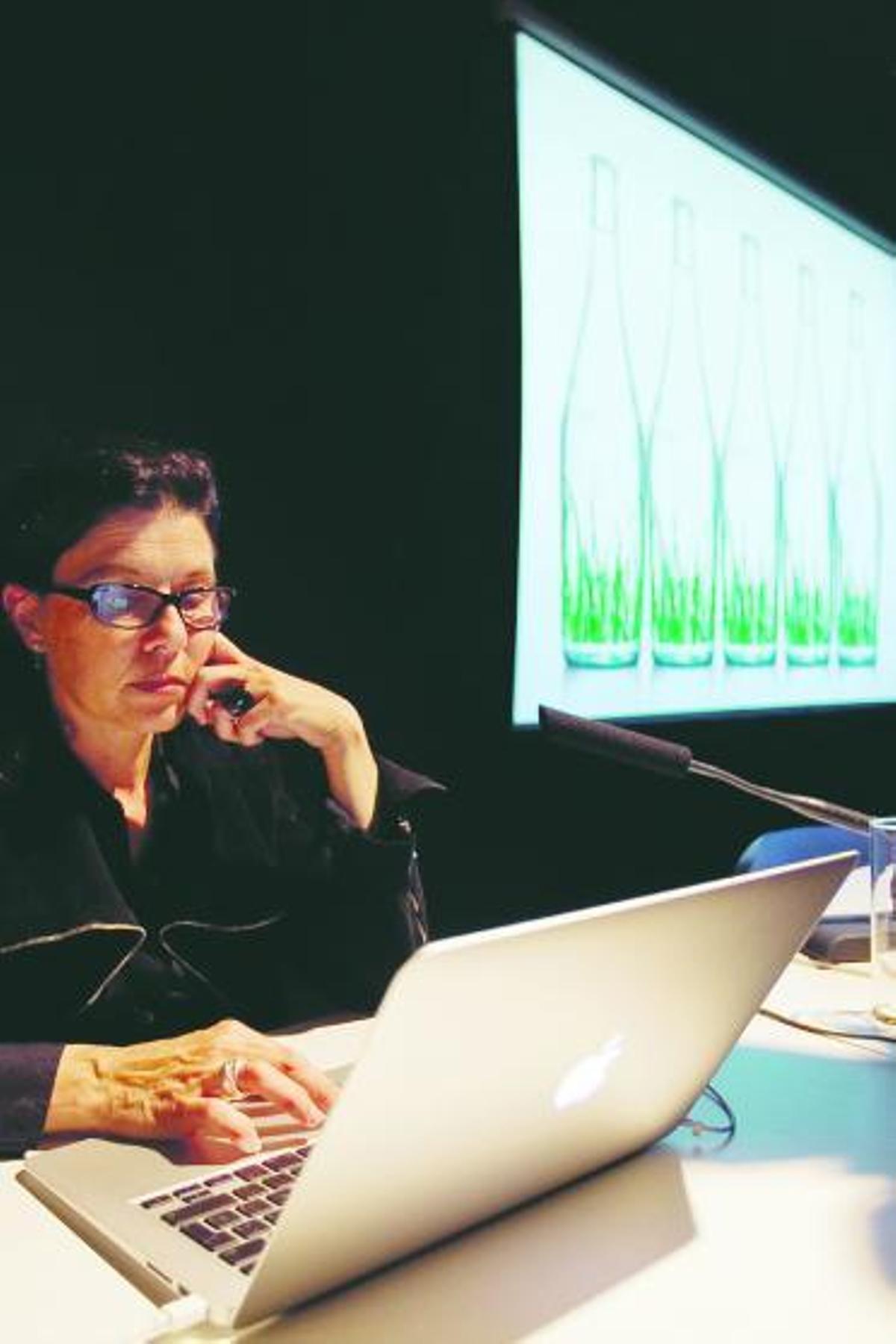 Pati Núñez muestra su diseño para las botellas de agua de Fuensanta.