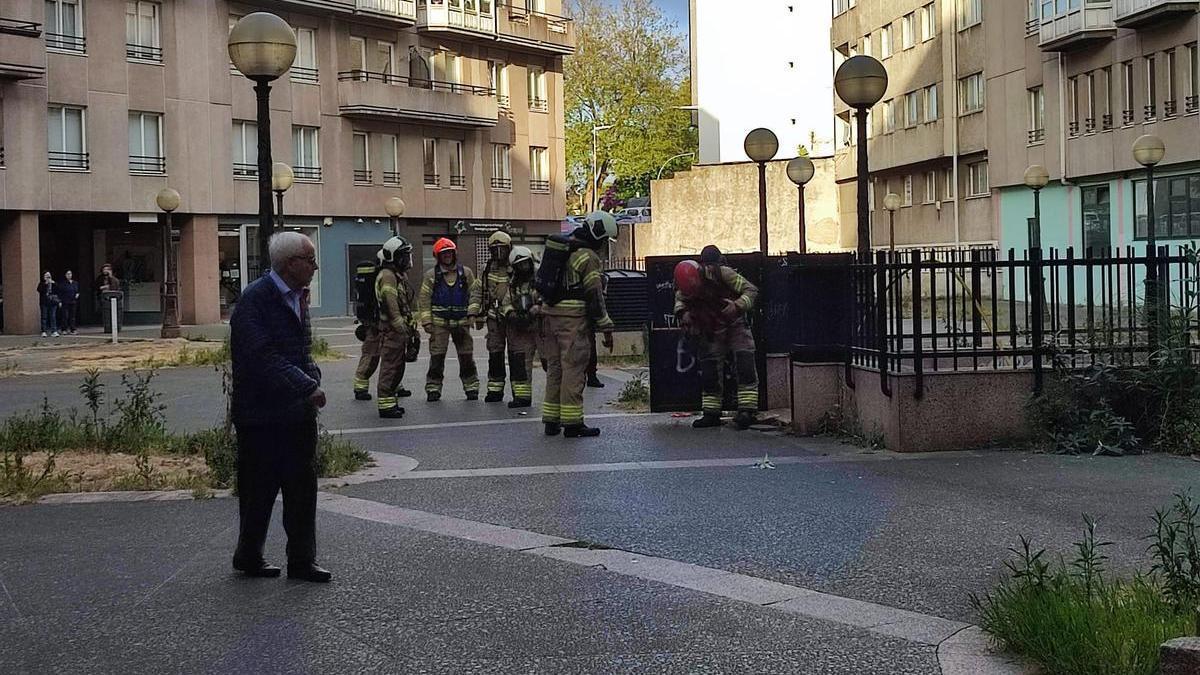 Los bomberos extinguen el incendio en las escaleras de evacuación de un aparcamiento ubicado en la calle Alcalde Marchesi.